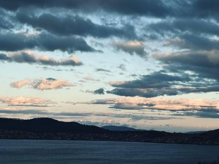 호바트 The Tassie - Luxury With Panoramic Water Views 빌라 외부 사진