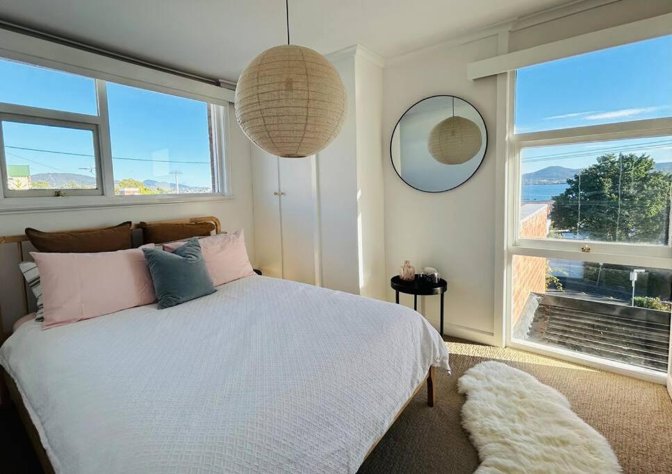 호바트 The Tassie - Luxury With Panoramic Water Views 빌라 외부 사진